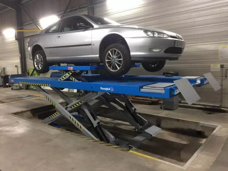 voiture sur pont elevateur